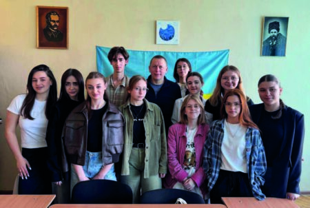 Студенти 1-го курсу з фотографом Сергієм Денисенко